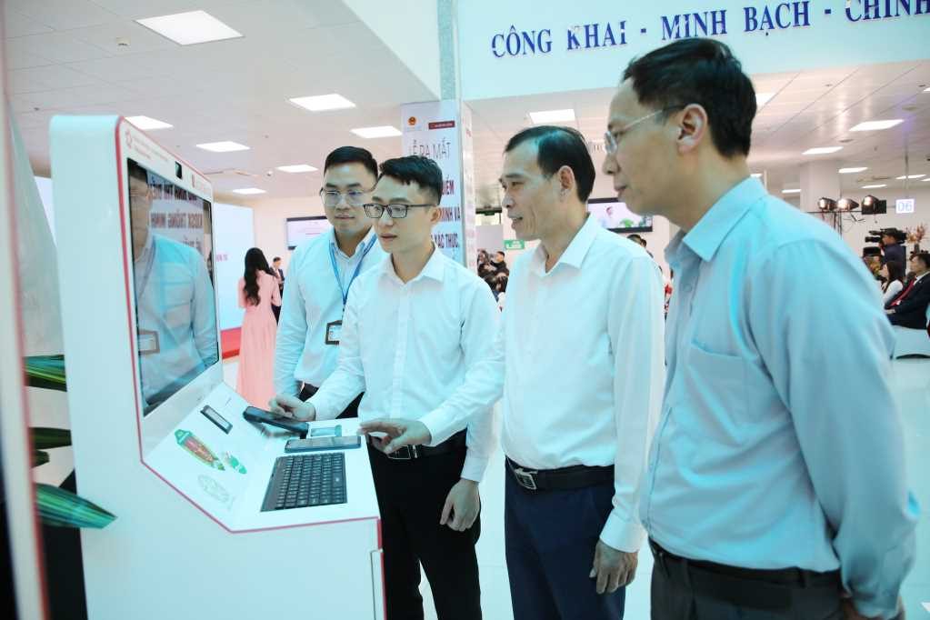 Cán bộ hướng dẫn đại biểu trải nghiệm kiosk thông minh tại Trung tâm Phục vụ hành chính công tỉnh Quảng Ninh
