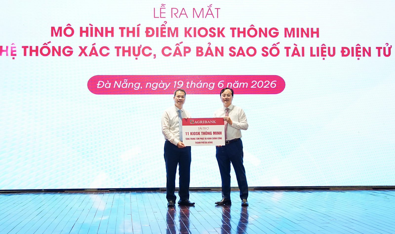 Lễ ra mắt mô hình thí điểm kiosk thông minh tại thành phố Đà Nẵng ngày 19 tháng 6 năm 2026, Agribank trao tài trợ mười một kiosk