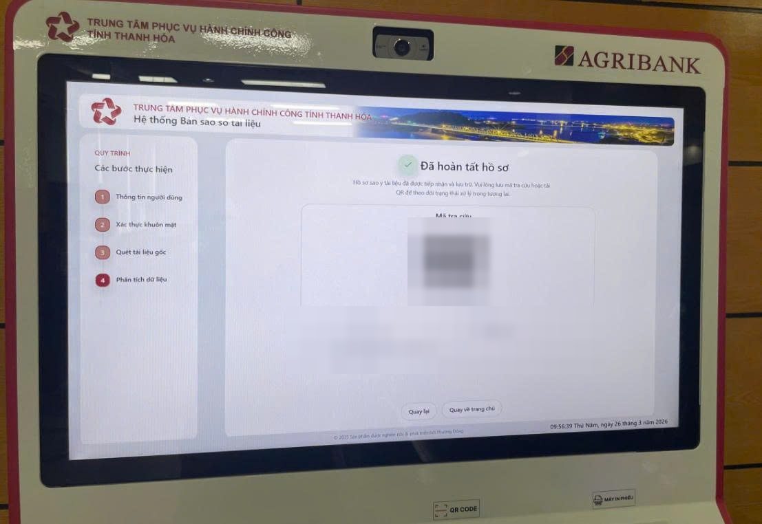 Màn hình kiosk thông minh tại Trung tâm Phục vụ hành chính công tỉnh Thanh Hóa, hiển thị quy trình bốn bước của hệ thống bản sao số tài liệu