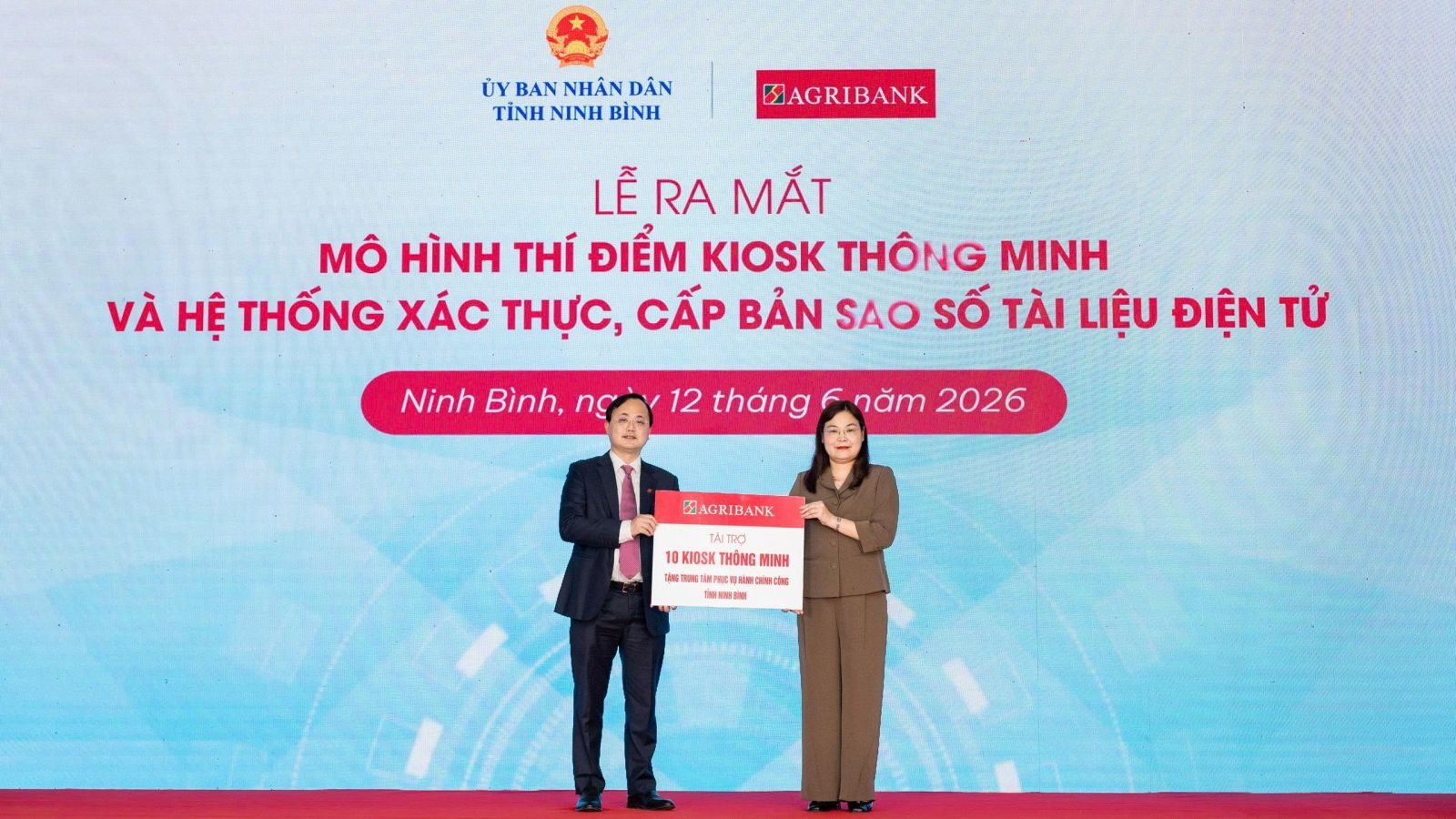 Lễ trao tặng mười kiosk thông minh cho Trung tâm Phục vụ hành chính công tỉnh Ninh Bình ngày 12 tháng 6 năm 2026